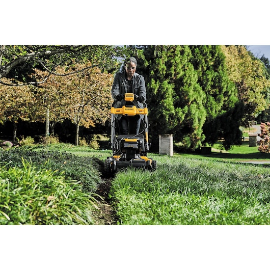 DEWALT 2X 20V MAX* 21-1/2 in Brushless Cordless FWD Self-Propelled Lawn Mower