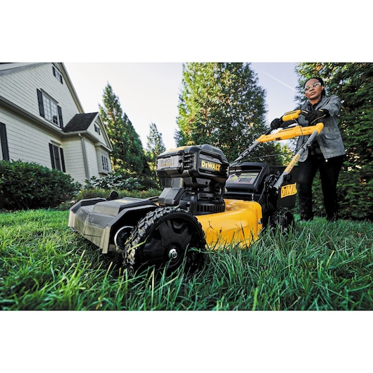 DEWALT 2X 20V MAX 21 1 2 in Brushless Cordless FWD Self Propelled Lawn Mower The Power Shop