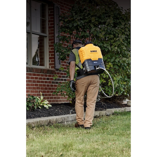 DEWALT 4 gal. Cordless Backpack Sprayer