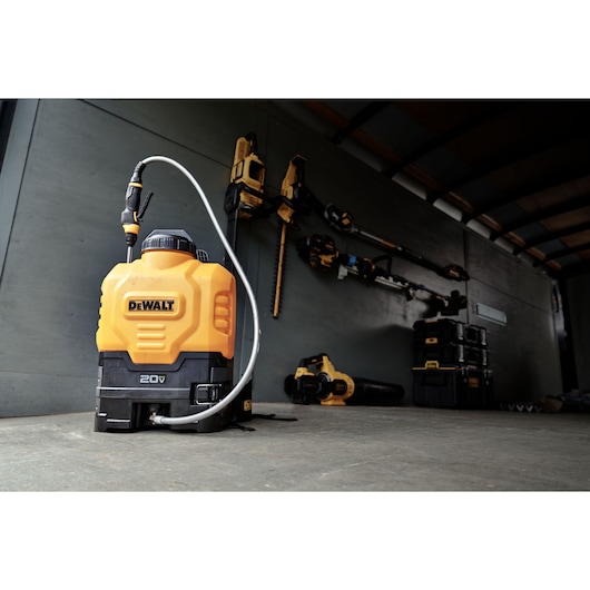 DEWALT 4 gal. Cordless Backpack Sprayer