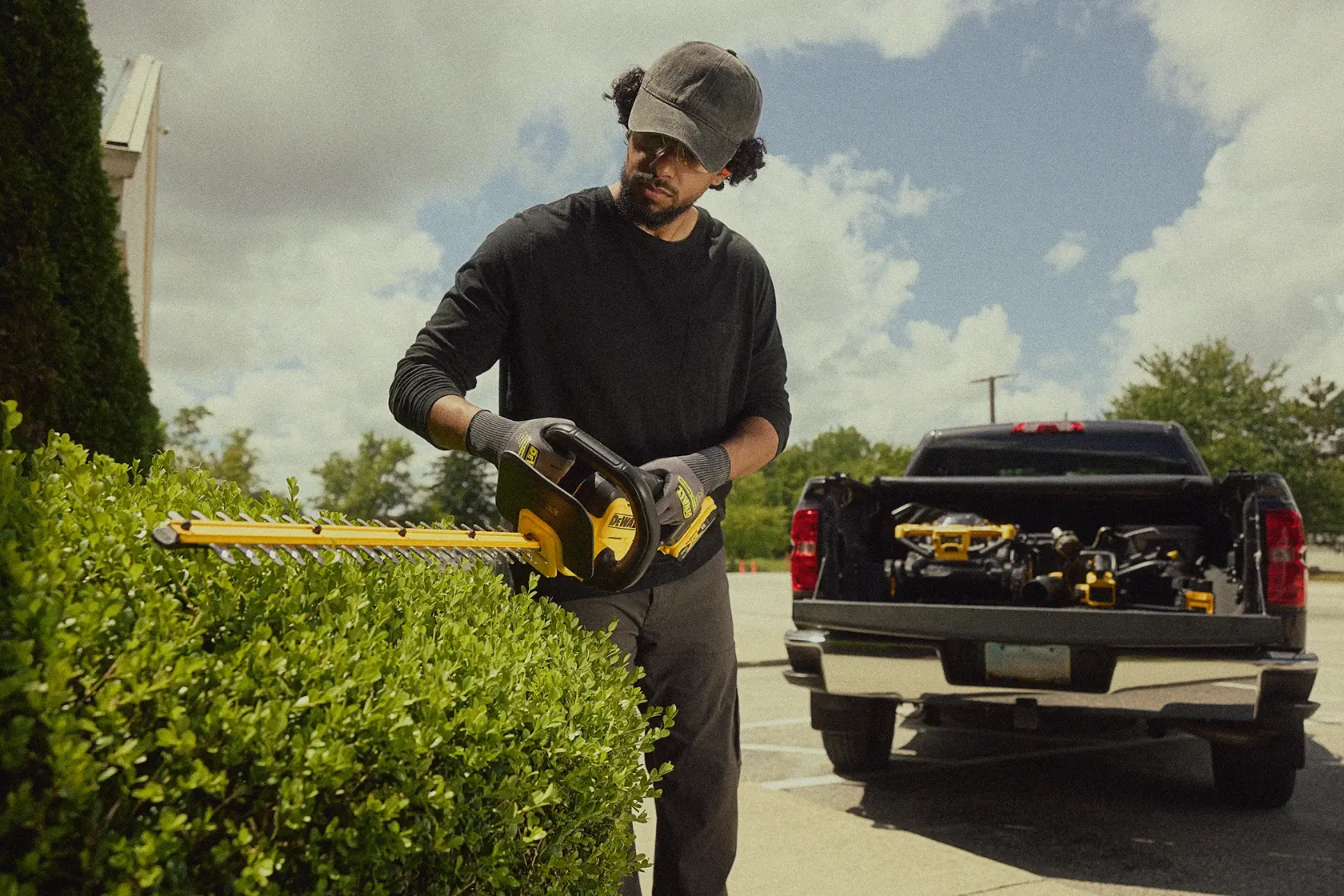 DEWALT® 20V MAX* 22-in. Cordless hedge trimmer (tool only)