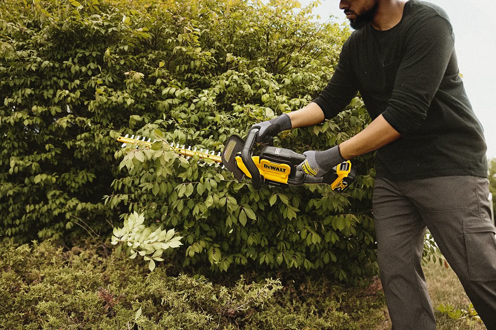 DEWALT® 20V MAX* 22-in. Cordless hedge trimmer (tool only)